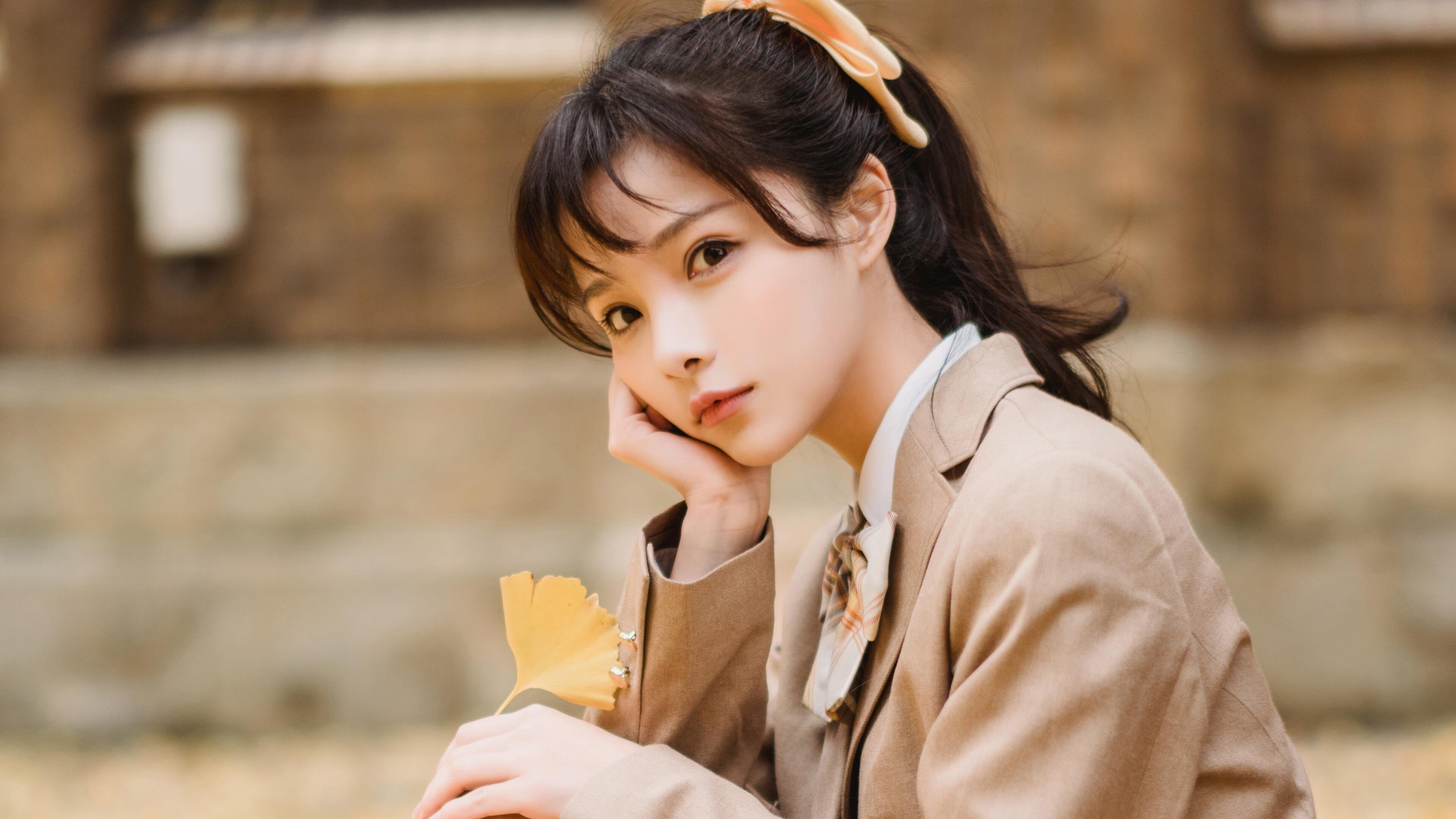 随机大赛上某队表现出色，最终夺得冠军，在比赛期间,某队领队向总裁判出示证据